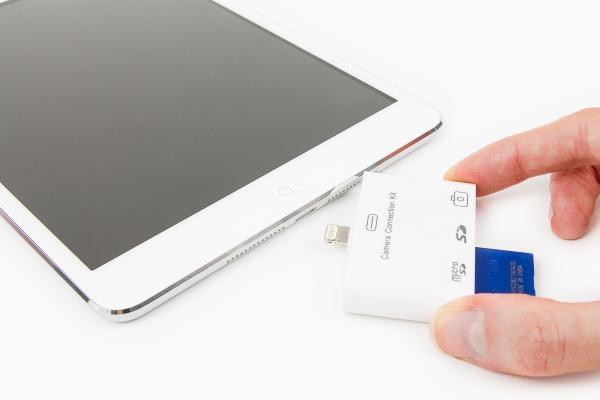 The Card Reader with Lightning Connector