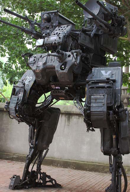 The Huge Mecha Built with Old Truck