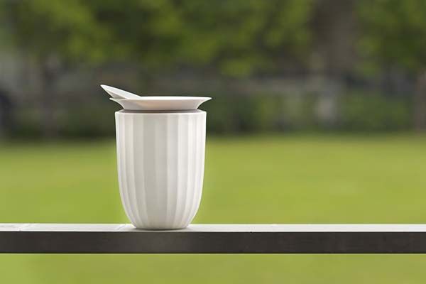 Lotus Porcelain Tea Cup with Cap Lets You Enjoy Tea in Comfort