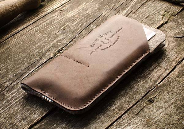 The Handmade iPhone 6/6s Plus Leather Case with an Extra Pocket